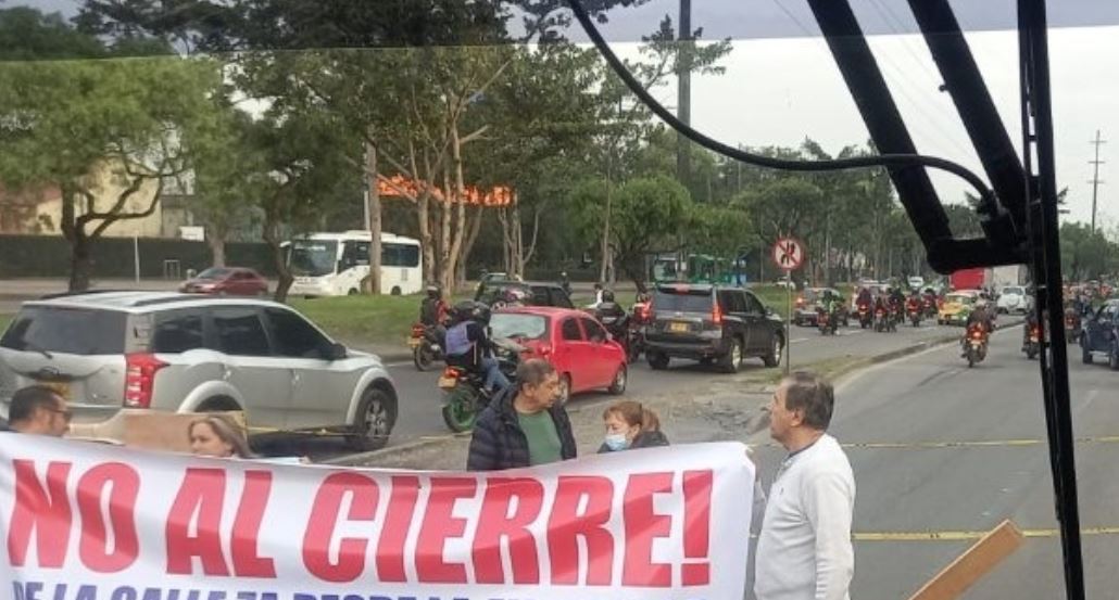 Manifestantes bloquean la vía en Bogotá 