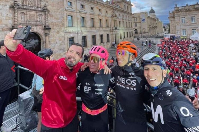 Durante el evento de salida de los participantes del Gran Fondo de Ciclismo de Bogotá, el alcalde Carlos Fernando Galán, Rigoberto Urán, Egan Bernal y Nairo Quintana.