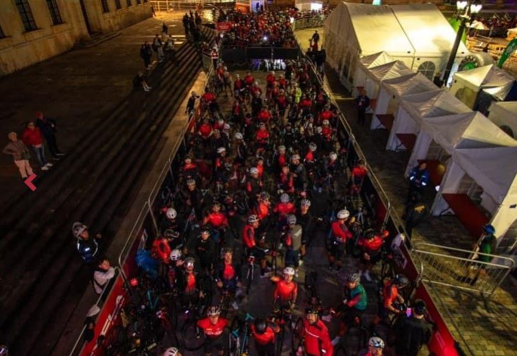 Ciclistas del Gran Fondo de Ciclismo a las 5:00 a. m. alistando su salida para el evnto deportivo.