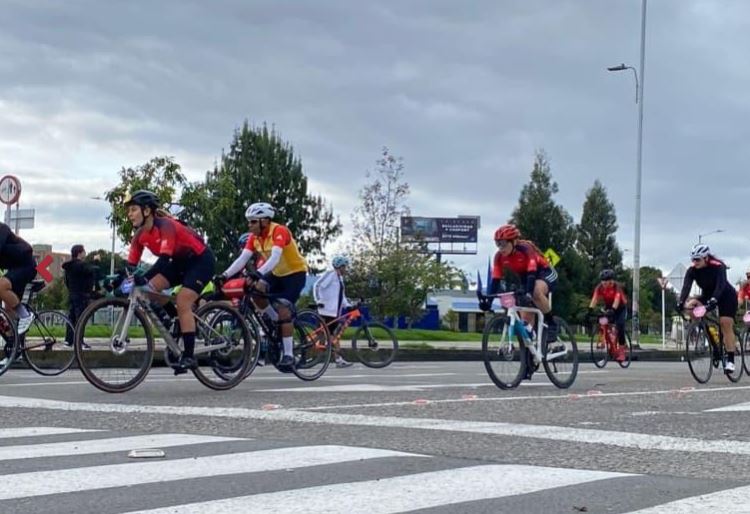 Ciclistas y aficionados en el Gran Fondo de Ciclismo de Bogotá durante su recorrido por la avenida Boyacá