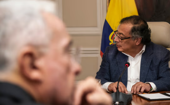 Uribe a gobierno de Petro