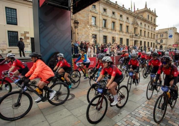 Salida de los ciclistas desde la Plaza de Bolívar para el inicio del Gran Fondo de Ciclismo de Bogotá.