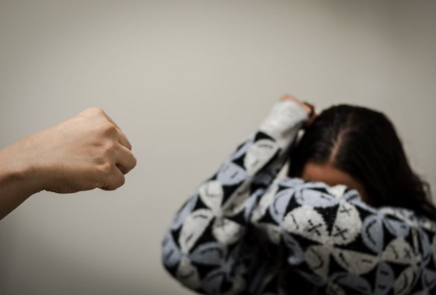 Hombre golpeando a una mujer 