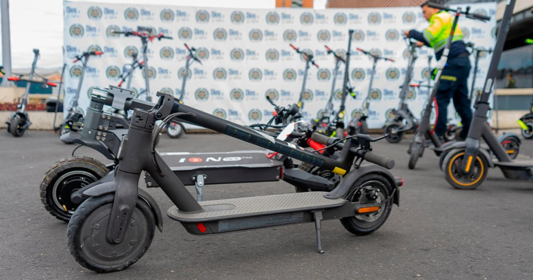 Las patinetas que se venden actualmente superan los 55 km/h, los usuarios estacionan en andenes o espacios no permitidos y muchos no utilizan elementos de seguridad / Alcaldía Mayor de Bogotá 