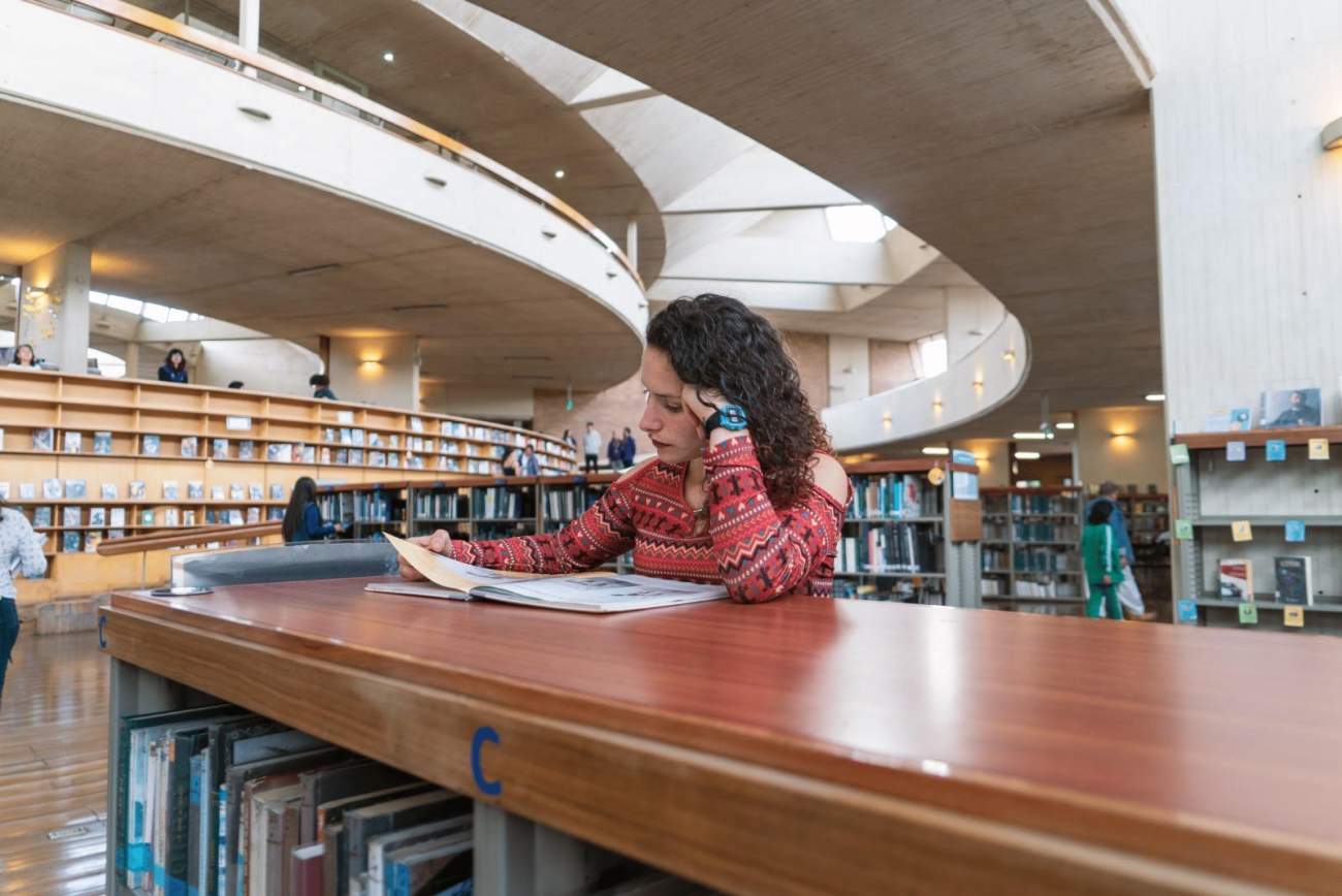 Siete de cada diez personas en Bogotá disfrutan leer en bibliotecas