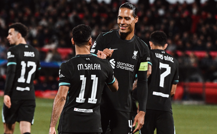 Luis Díaz con la camiseta negra del Liverpool