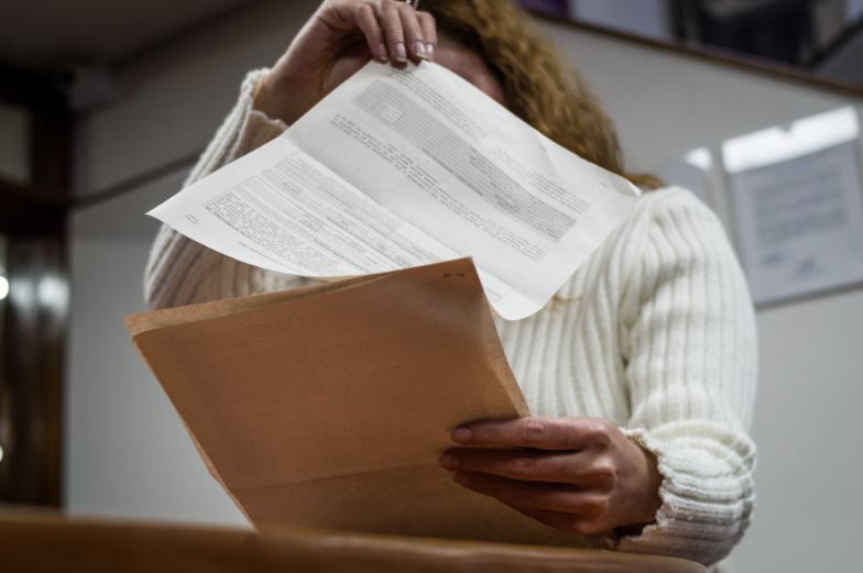 Mujer alzando un contrato