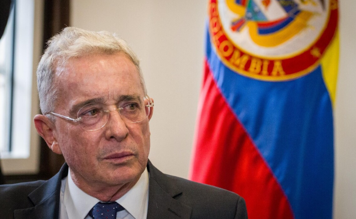 Álvaro Uribe pensando