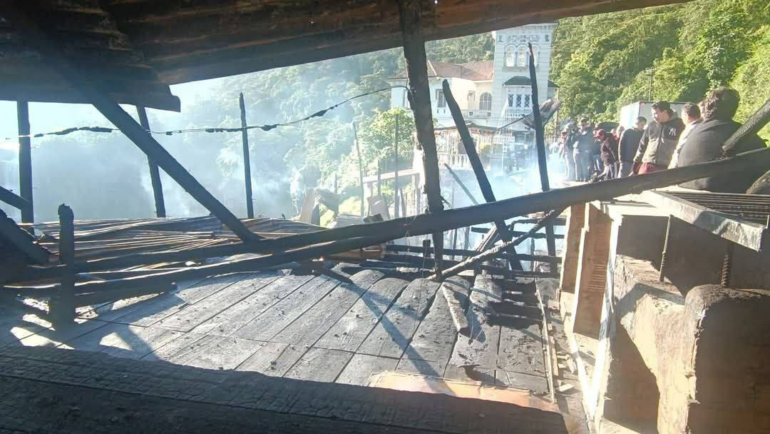 Así quedaron las casetas incineradas en el Salto del Tequendama hoy 17 de enero