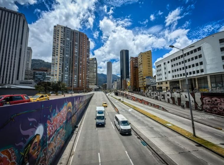 Calle 26 en Bogotá soleada 