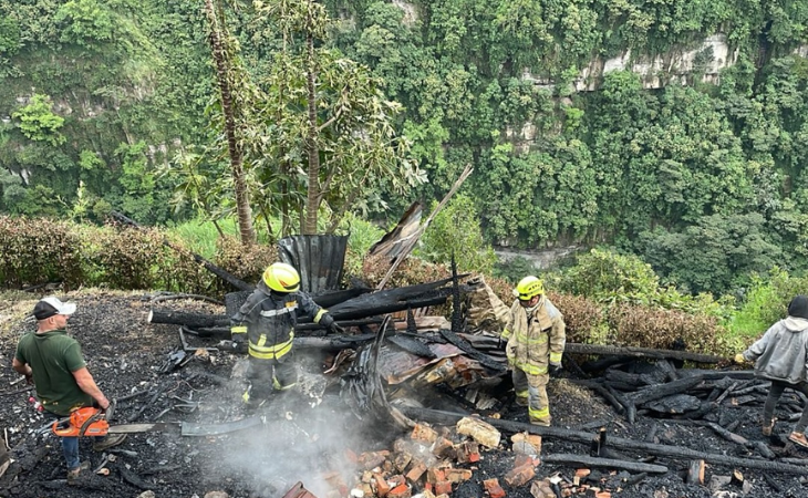 Un voraz incendio consumió casetas en Tequendama