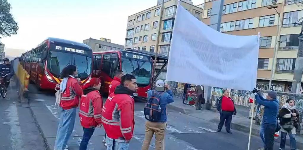 Manifestantes bloquean Transmilenio hoy 