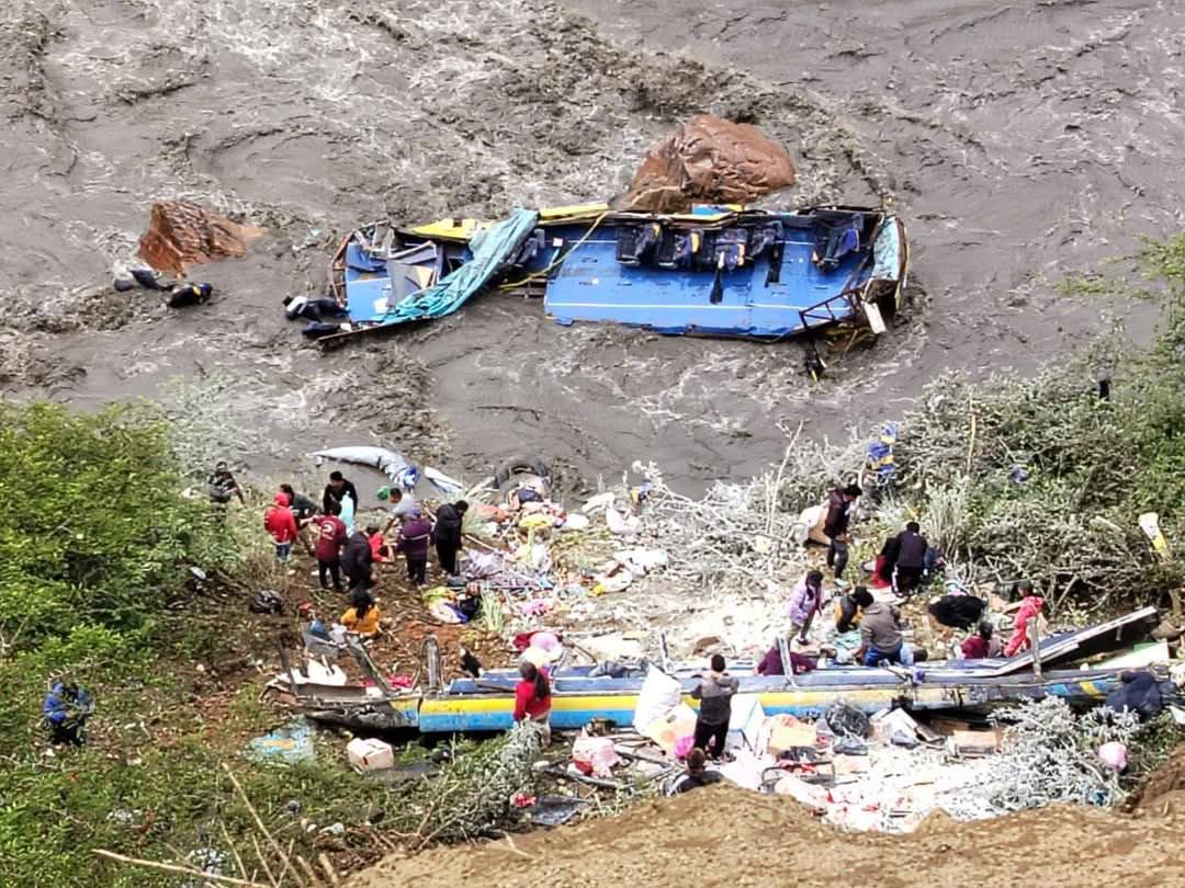 Bus cayó a un río en Perú