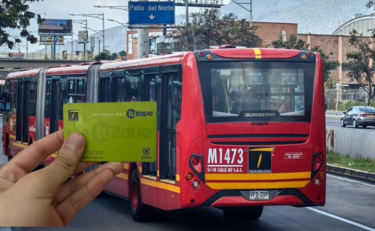 Bus de Transmilenio al lado de una tarjeta de Tu Llave 