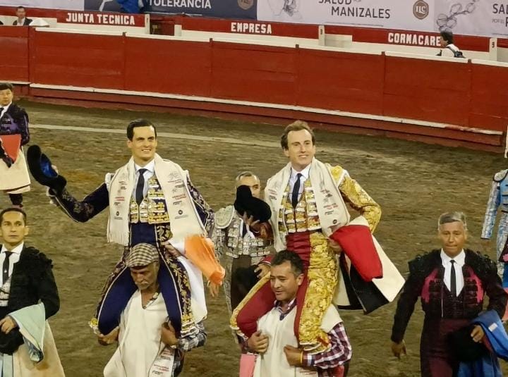 Los españoles David Galván y Román Collado, salen en volandas tras su triunfo en el segundo festejo en Manizales.