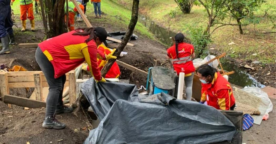 Durante el recorrido se inspeccionaron varios puntos estratégicos, donde se realizaron labores de limpieza y levantamiento de cambuches en el cauce del canal / Alcaldía Local de Suba