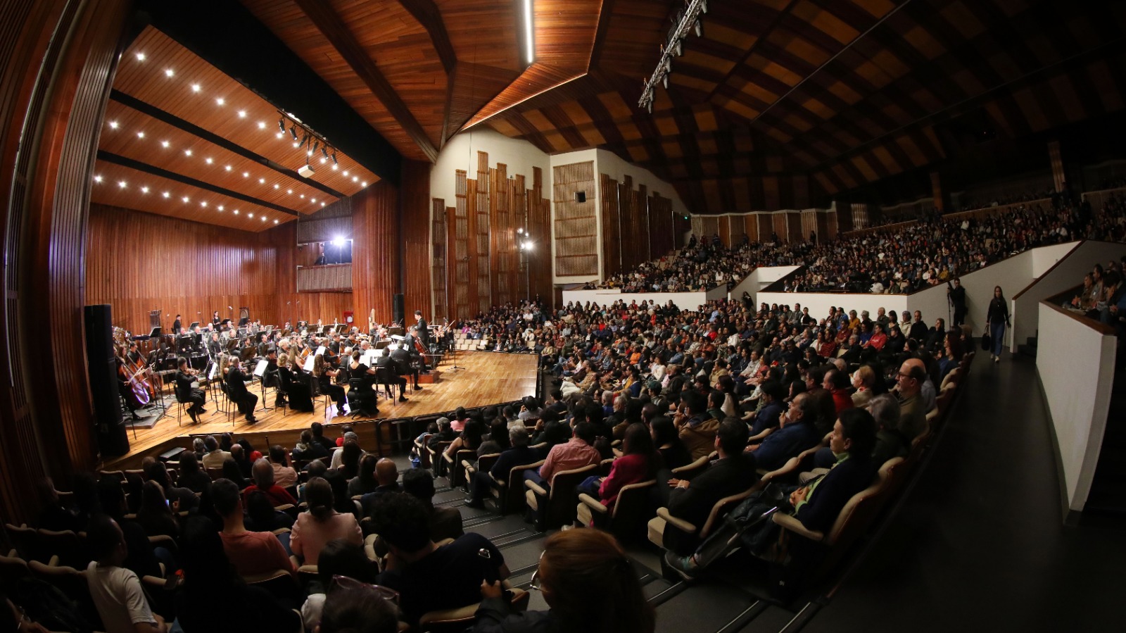 La Orquesta, dirigida por el mexicano Ludwig Carrasco y con la participación del violinista Giuseppe Tejeiro, de la Filarmónica de Bogotá, interpretará tres obras de Ravel. FOTO: OFB