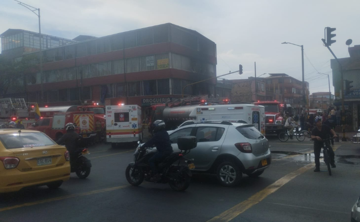 Incendio estructural en fabrica de solventes