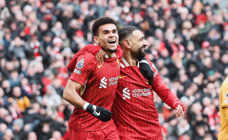 Mohamed Salah y Luis Díaz con la camiseta del Liverpool