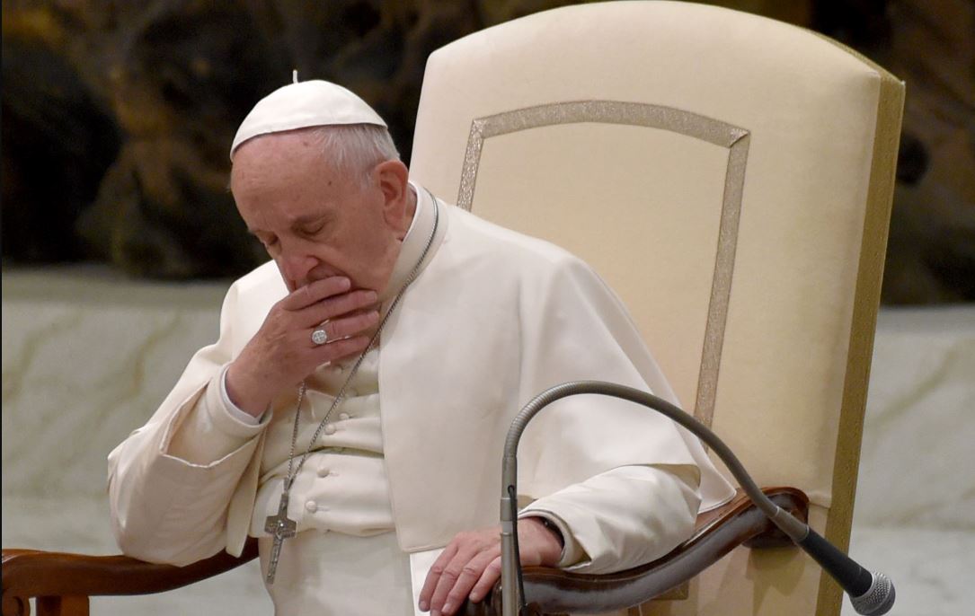 Papa Francisco con la mano en la boca 