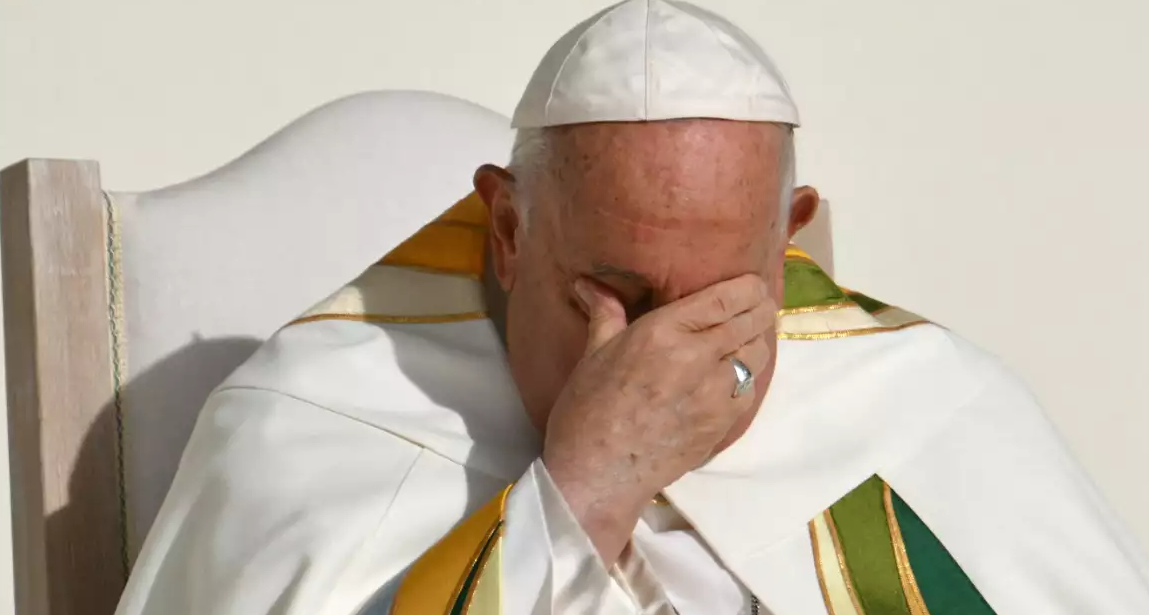 Papa Francisco con la mano en la cabeza 