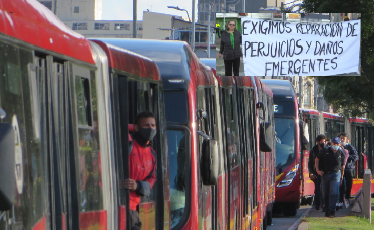 Cuidadanos bajando de Transmilenio por trancones