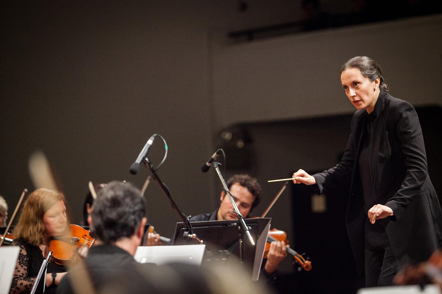 El concierto estará dirigido por la chilena Alejandra Urrutia, quien ha estado al frente de importantes orquestas en Europa y América FOTO: Filarmed