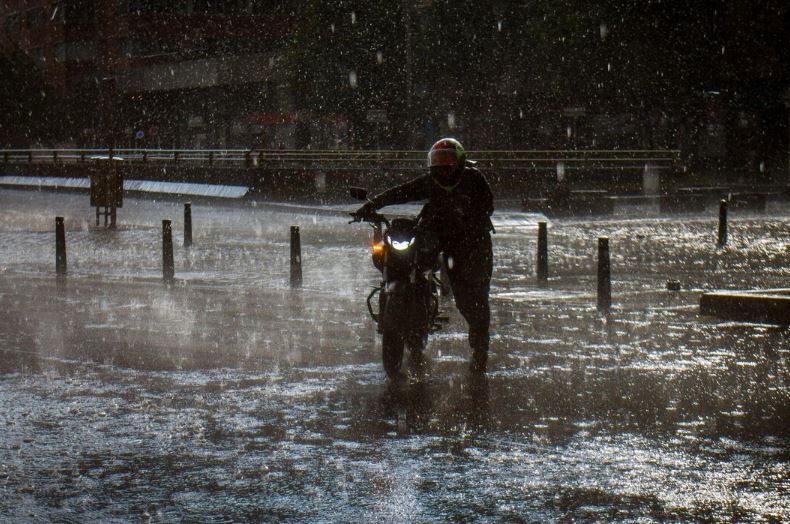 motociclista sobre la lluevia 