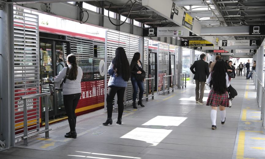 personas en una estación de Transmilenio 