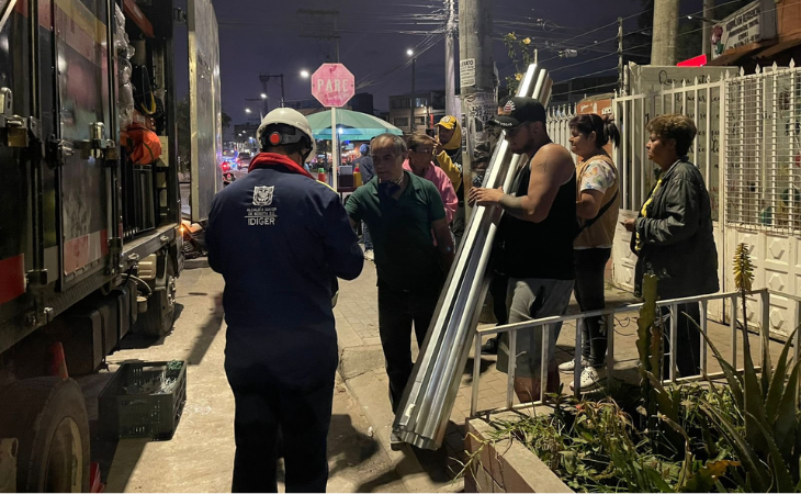 Idiger entrega ayudas a afectados por vendaval en Bogotá