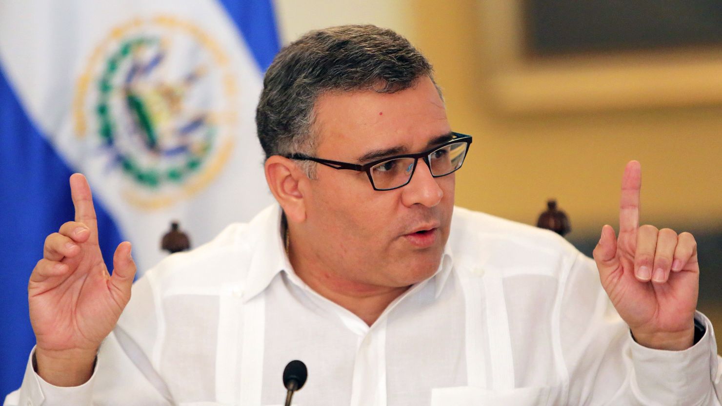 Mauricio Funes habla con periodistas en San Salvador el 31 de enero de 2014. AFP/Getty Images